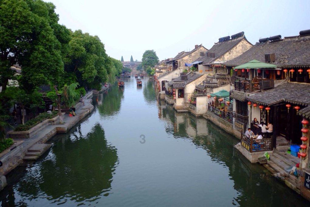 特务万国雄：男扮女装，与爱人白天姐妹晚上夫妻，被亲妹检举入狱
